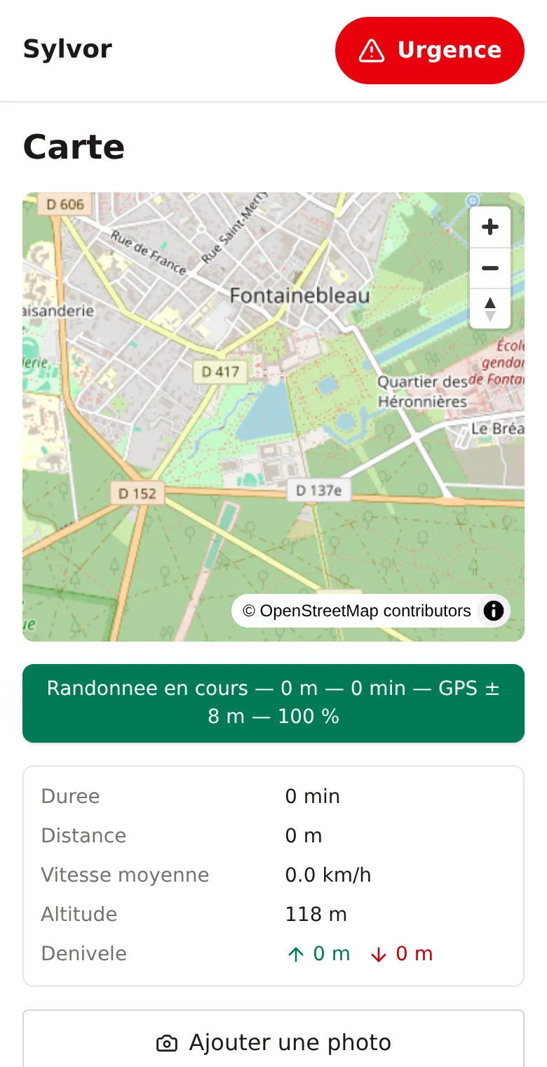 Écran Carte de Sylvor pendant une randonnée : fond de carte OpenStreetMap de la forêt de Fontainebleau, bandeau de sortie et tableau de bord avec durée, distance, altitude et dénivelé.